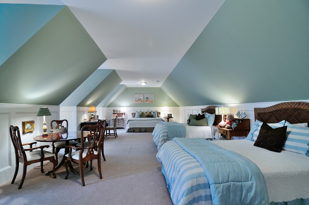 Bild på ett mycket stort lantligt könsneutralt barnrum kombinerat med sovrum och för 4-10-åringar, med heltäckningsmatta och blå väggar