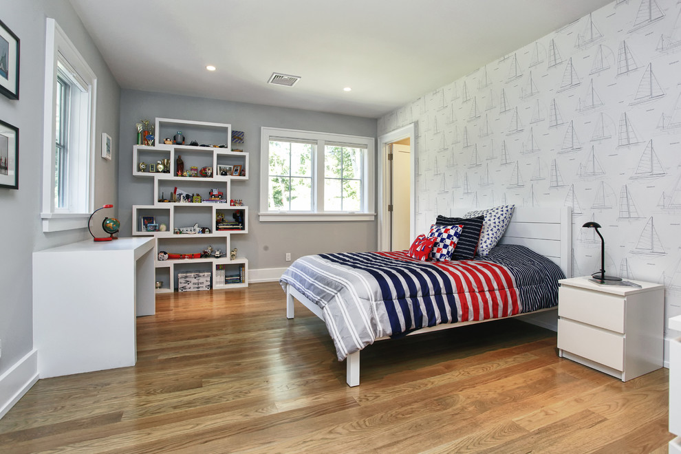 Inspiration för stora moderna pojkrum kombinerat med sovrum och för 4-10-åringar, med grå väggar, mellanmörkt trägolv och brunt golv