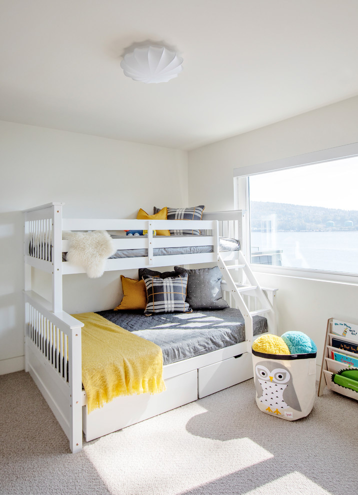 Inspiration för små moderna könsneutrala barnrum kombinerat med sovrum och för 4-10-åringar, med vita väggar, heltäckningsmatta och grått golv
