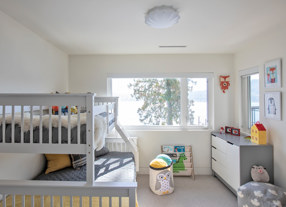 Foto på ett litet funkis könsneutralt barnrum kombinerat med sovrum och för 4-10-åringar, med vita väggar, heltäckningsmatta och grått golv
