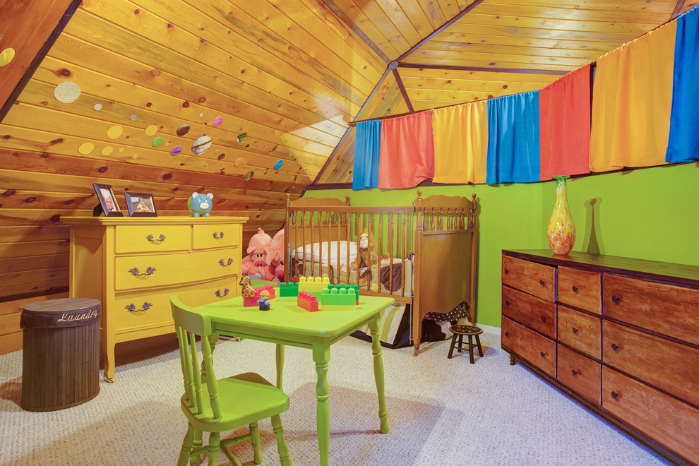 Neutrales Klassisches Kinderzimmer mit Schlafplatz, Teppichboden und bunten Wänden in Minneapolis