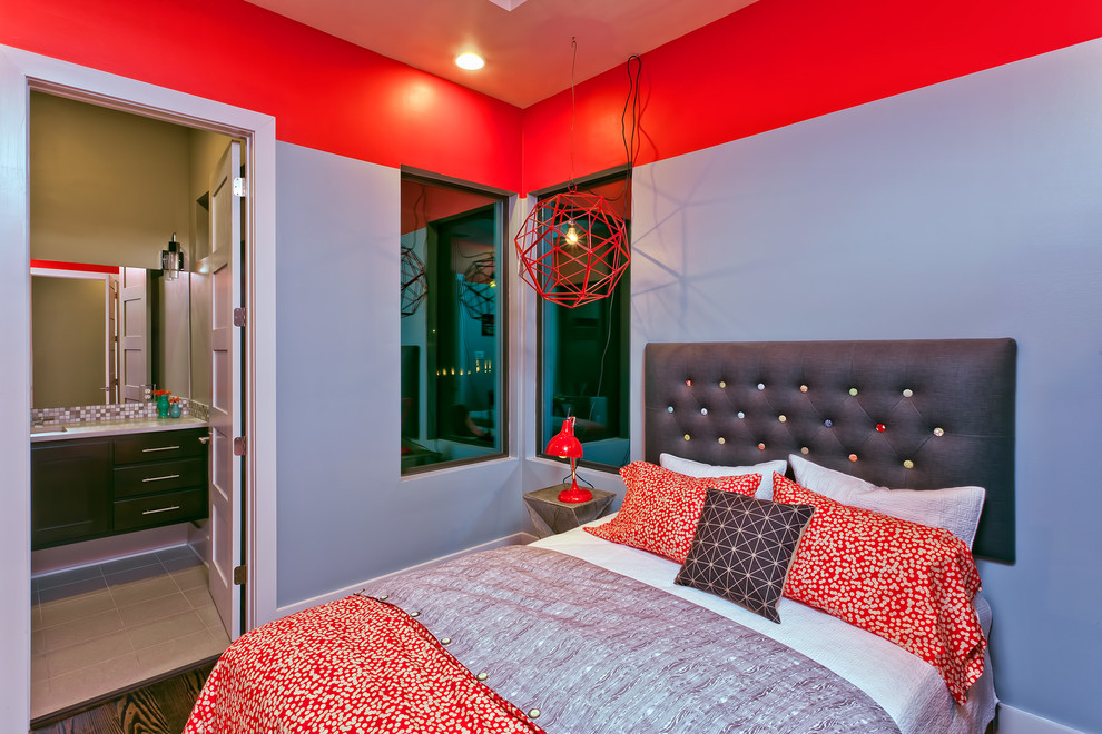 Bild på ett funkis könsneutralt tonårsrum kombinerat med sovrum, med flerfärgade väggar