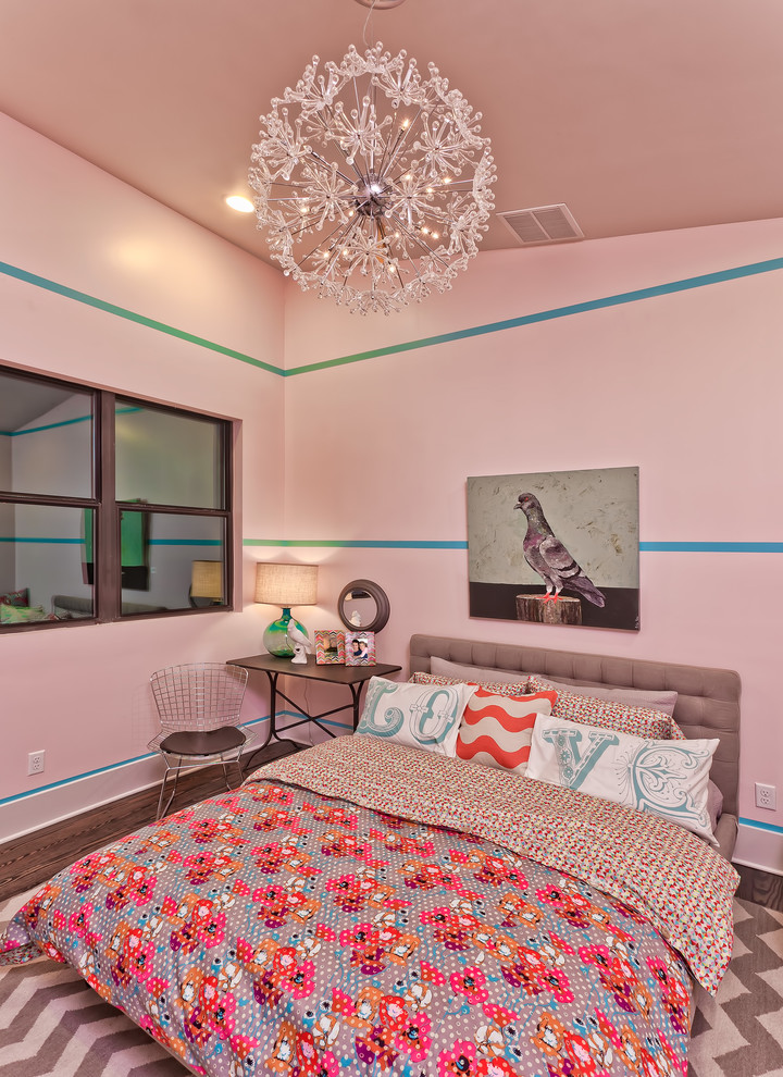 Bild på ett funkis barnrum kombinerat med sovrum, med flerfärgade väggar och mörkt trägolv