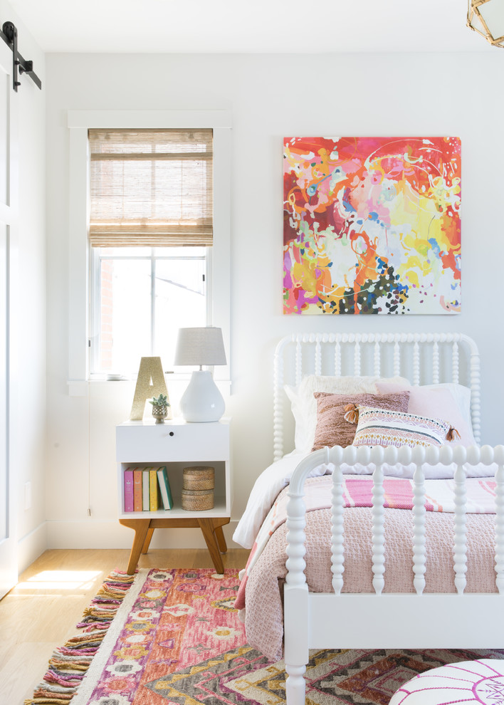 Mittelgroßes Landhausstil Mädchenzimmer mit Schlafplatz, weißer Wandfarbe und hellem Holzboden in San Francisco