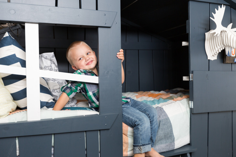 Cette image montre une chambre d'enfant de 1 à 3 ans chalet de taille moyenne avec un mur gris et moquette.