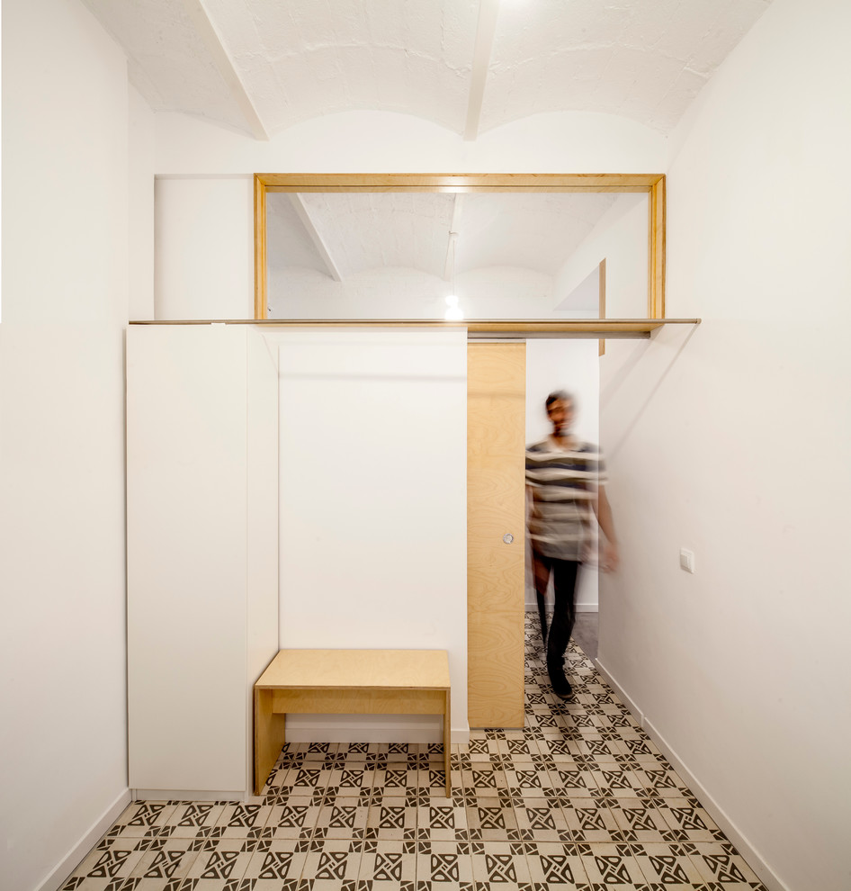 Kleines, Neutrales Modernes Kinderzimmer mit Schlafplatz und weißer Wandfarbe in Barcelona