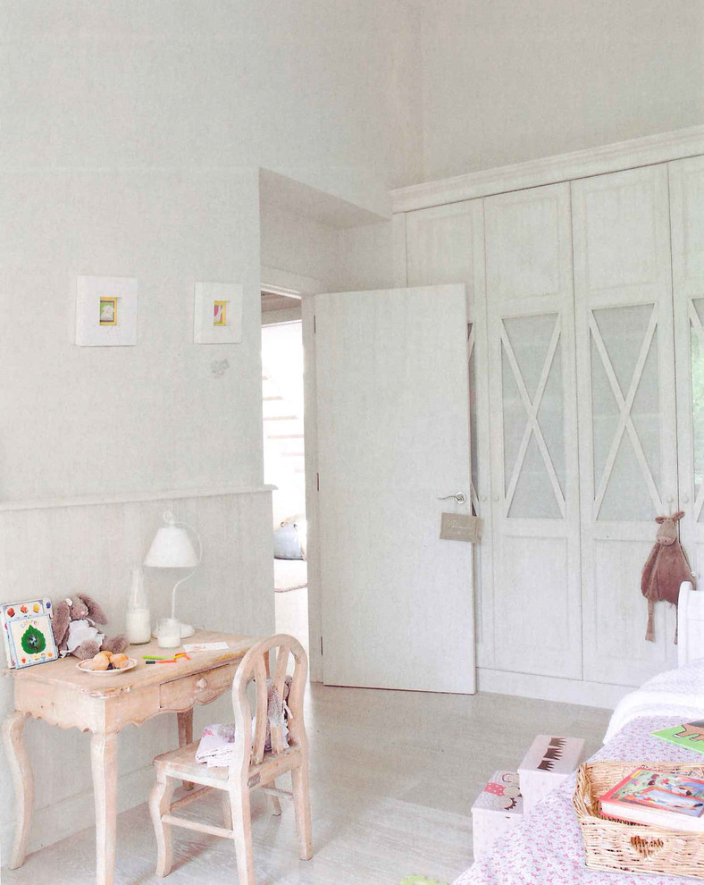 Modelo de dormitorio infantil de 4 a 10 años romántico de tamaño medio con paredes blancas y suelo de madera clara
