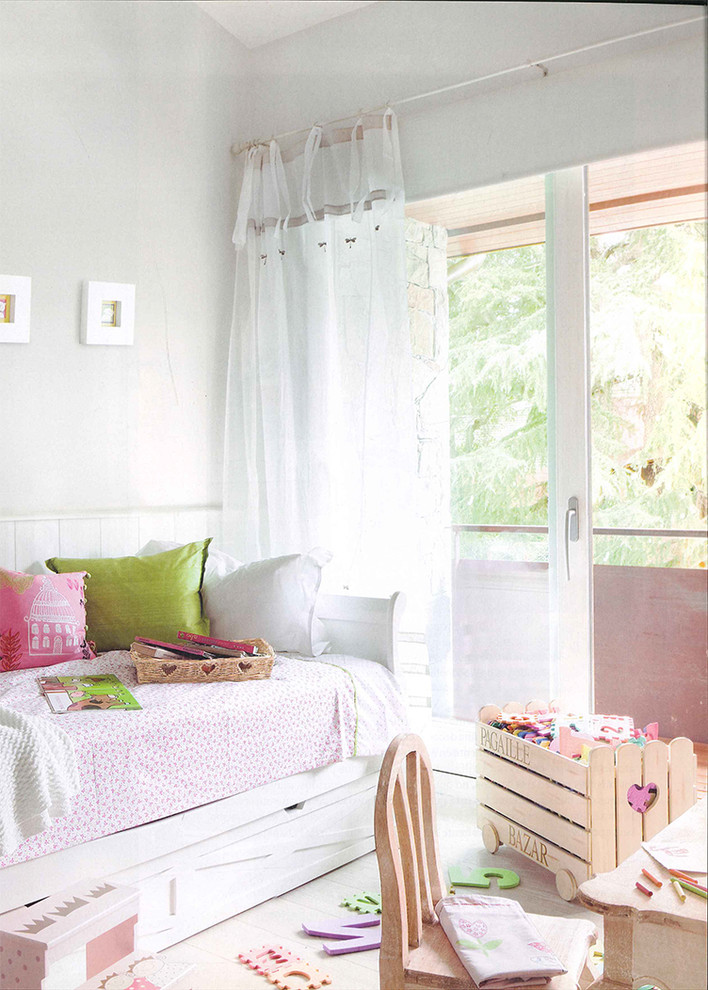 Foto di una piccola cameretta per bambini da 4 a 10 anni shabby-chic style con pareti bianche e pavimento in legno verniciato