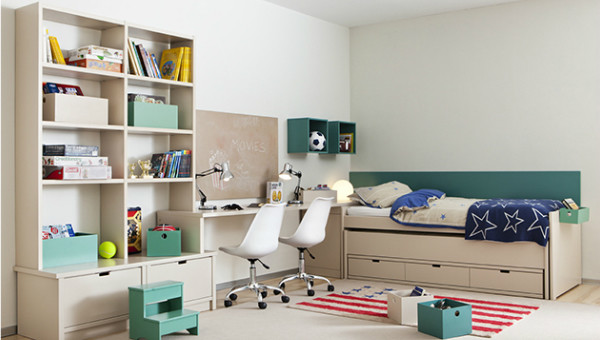 Foto på ett mellanstort funkis könsneutralt barnrum kombinerat med sovrum och för 4-10-åringar, med vita väggar