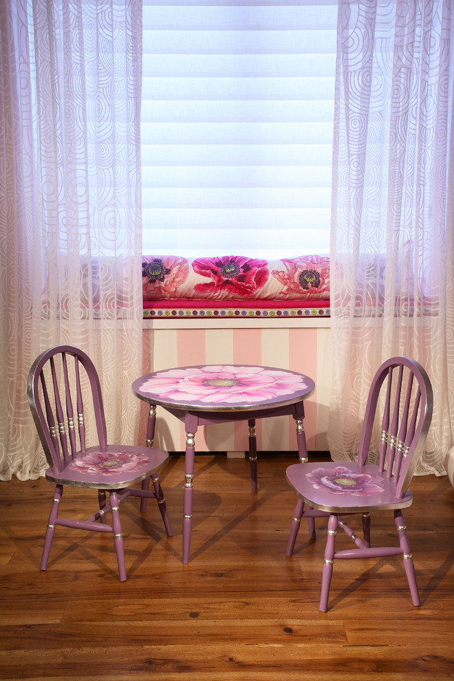 Mittelgroßes Stilmix Mädchenzimmer mit Schlafplatz, rosa Wandfarbe und braunem Holzboden in New York