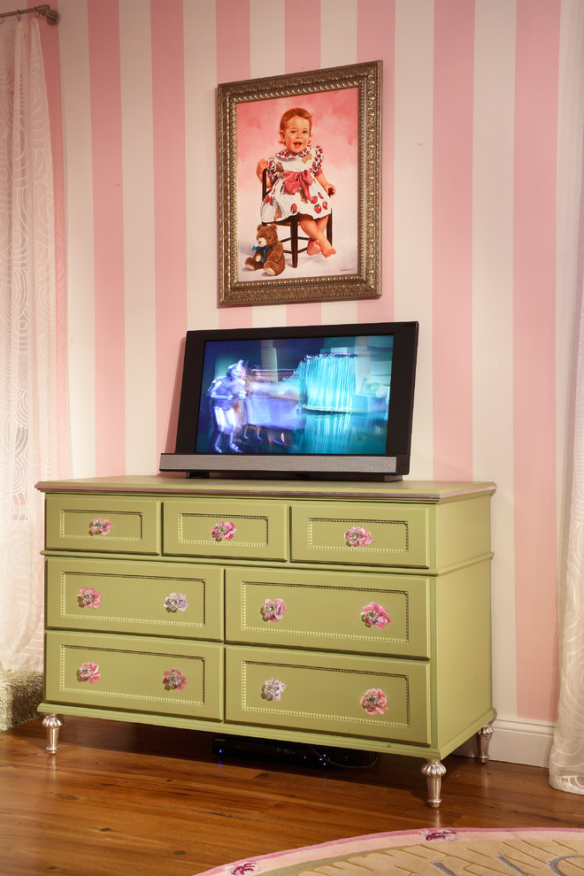 Cette photo montre une chambre d'enfant de 4 à 10 ans éclectique de taille moyenne avec un mur rose et un sol en bois brun.
