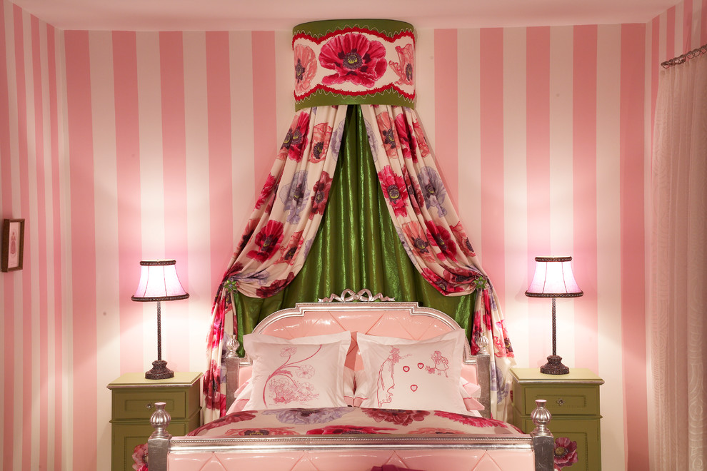 Modelo de dormitorio infantil de 4 a 10 años ecléctico de tamaño medio con paredes rosas y suelo de madera en tonos medios