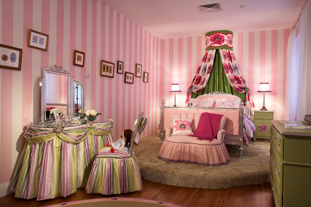 Idéer för att renovera ett mellanstort eklektiskt flickrum kombinerat med sovrum och för 4-10-åringar, med rosa väggar och mellanmörkt trägolv