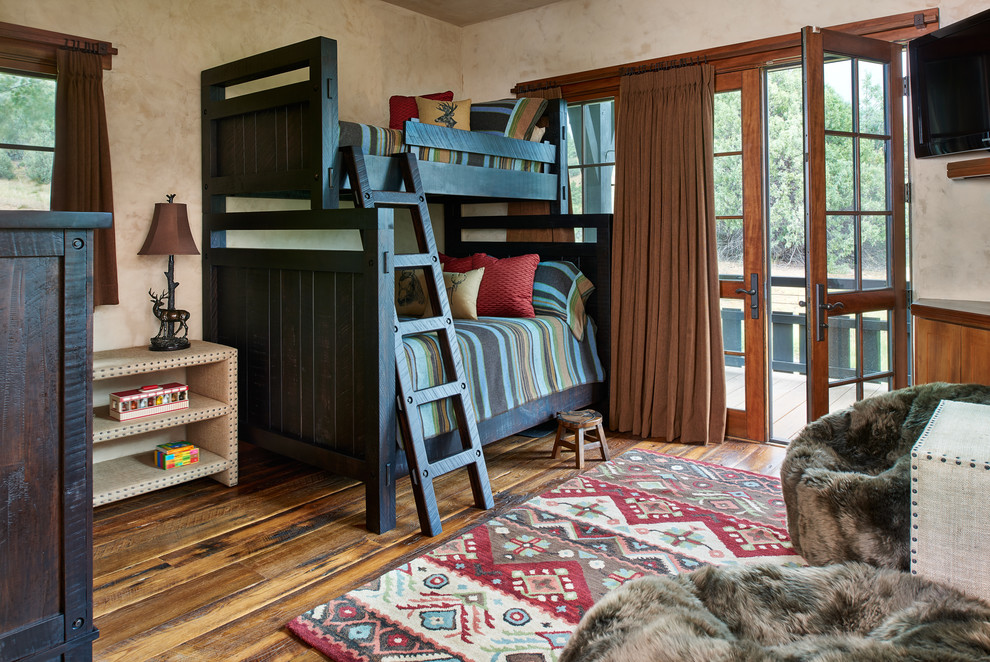 Esempio di una cameretta per bambini da 4 a 10 anni stile americano con pareti beige, parquet scuro e pavimento marrone