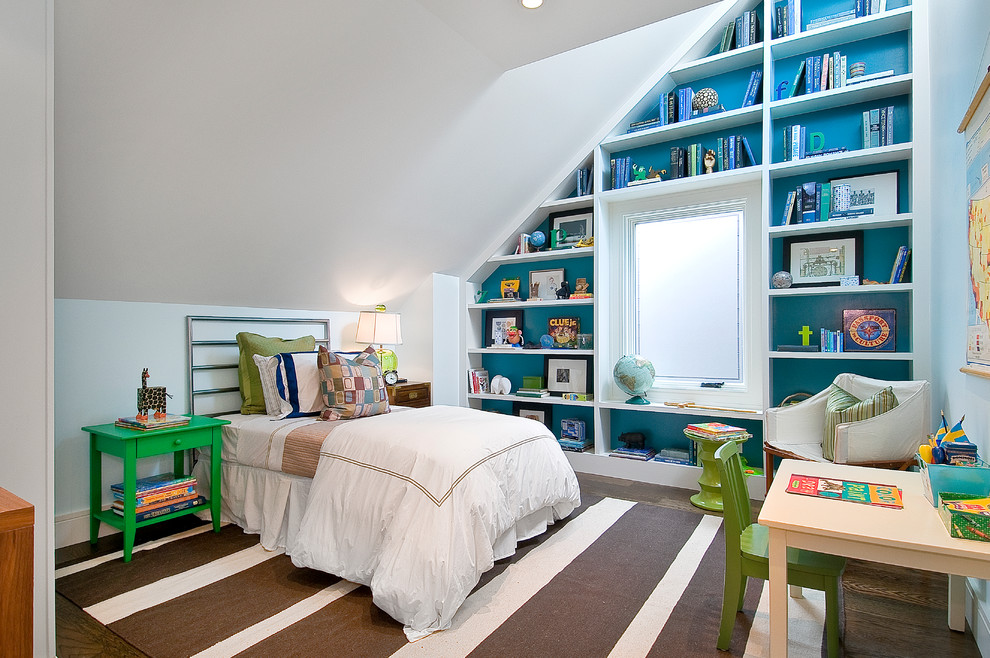 Diseño de dormitorio infantil de 4 a 10 años clásico renovado de tamaño medio con paredes azules y suelo de madera oscura