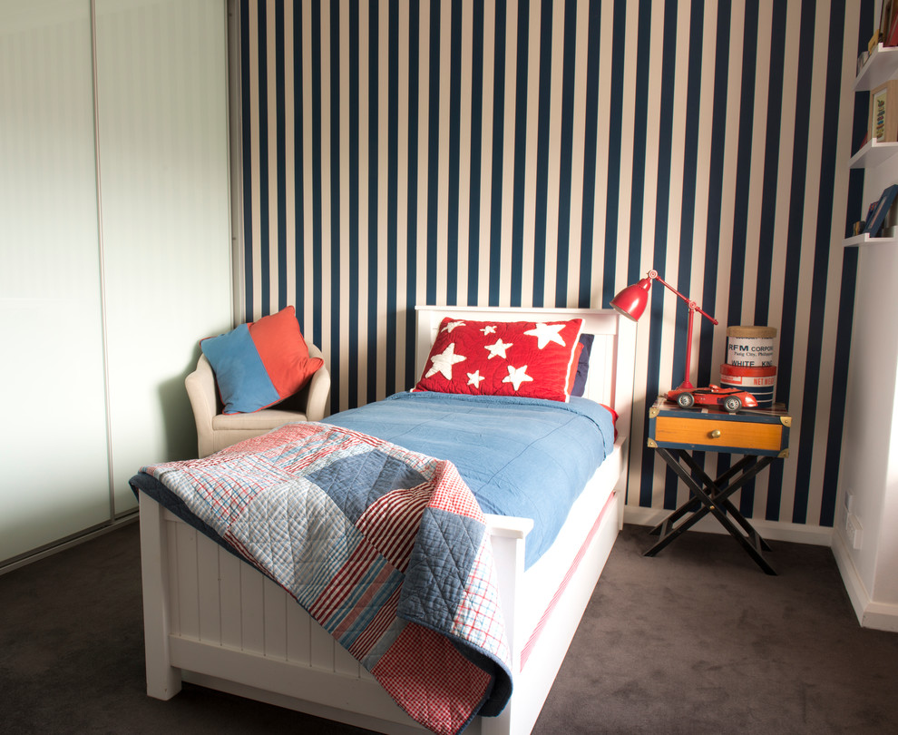 Inredning av ett klassiskt pojkrum kombinerat med sovrum och för 4-10-åringar, med flerfärgade väggar och heltäckningsmatta
