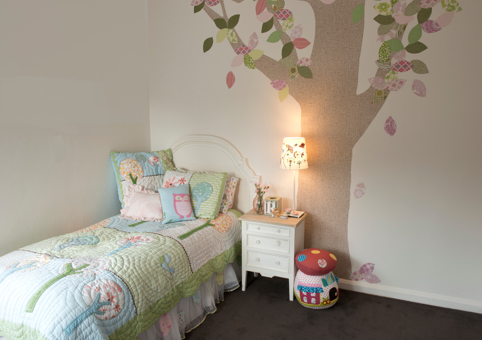 Foto på ett vintage flickrum kombinerat med sovrum och för 4-10-åringar, med flerfärgade väggar och heltäckningsmatta