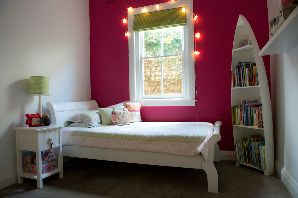 Idée de décoration pour une chambre d'enfant de 4 à 10 ans design avec un mur rose et moquette.
