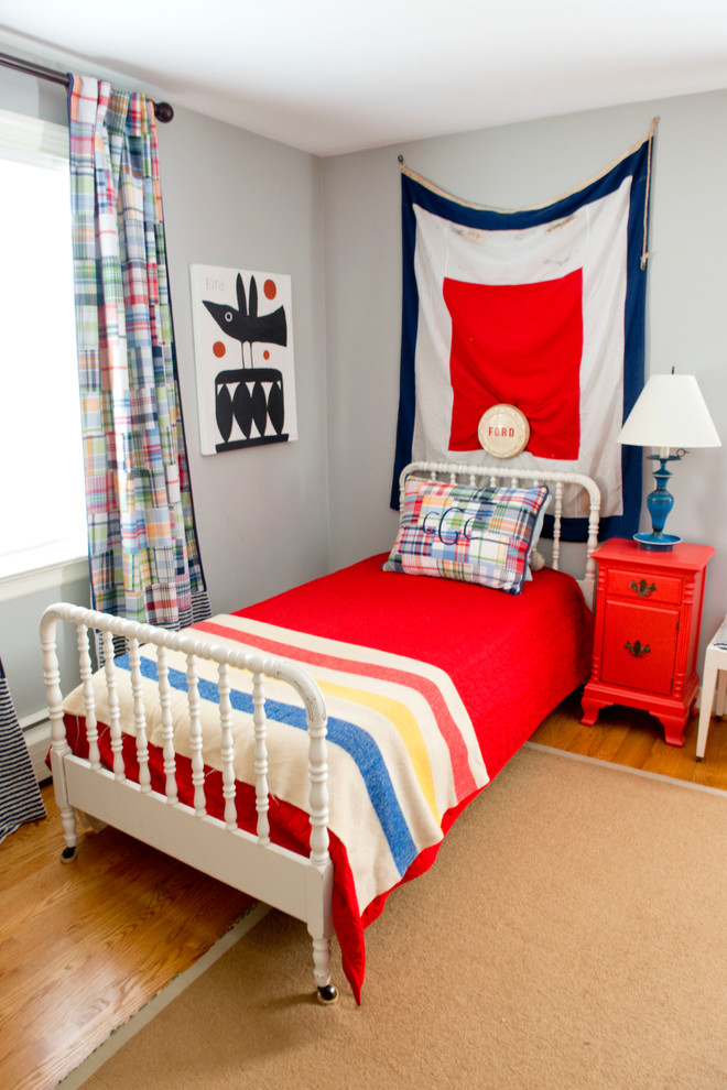 Modelo de dormitorio infantil de 4 a 10 años ecléctico de tamaño medio con paredes grises y suelo de madera en tonos medios