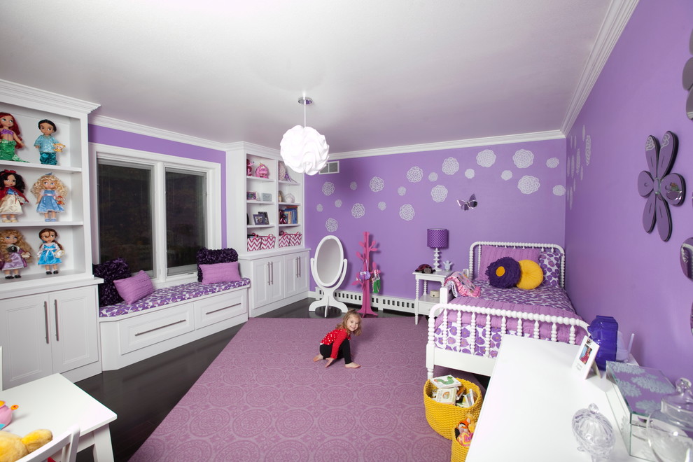 Свежая идея для дизайна: детская в стиле модернизм с спальным местом, фиолетовыми стенами и темным паркетным полом для ребенка от 4 до 10 лет, девочки - отличное фото интерьера