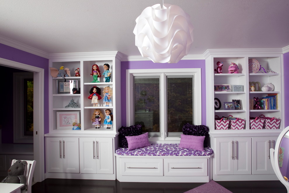 Bild på ett funkis flickrum kombinerat med sovrum och för 4-10-åringar, med lila väggar och mörkt trägolv