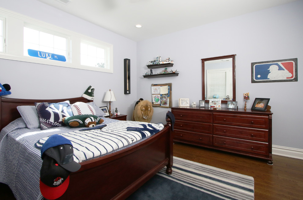 Inredning av ett klassiskt barnrum kombinerat med sovrum, med blå väggar och mörkt trägolv