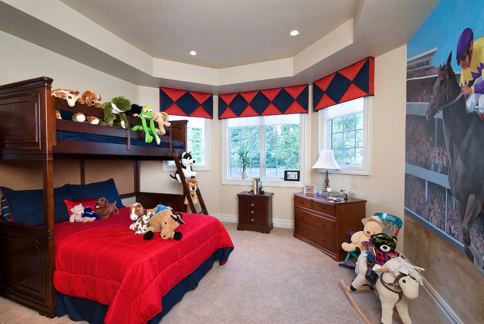 Стильный дизайн: детская в классическом стиле с спальным местом, бежевыми стенами и ковровым покрытием для мальчика, двоих детей - последний тренд