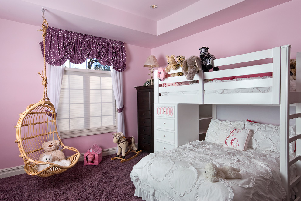 Imagen de dormitorio infantil clásico con paredes rosas, moqueta y suelo violeta