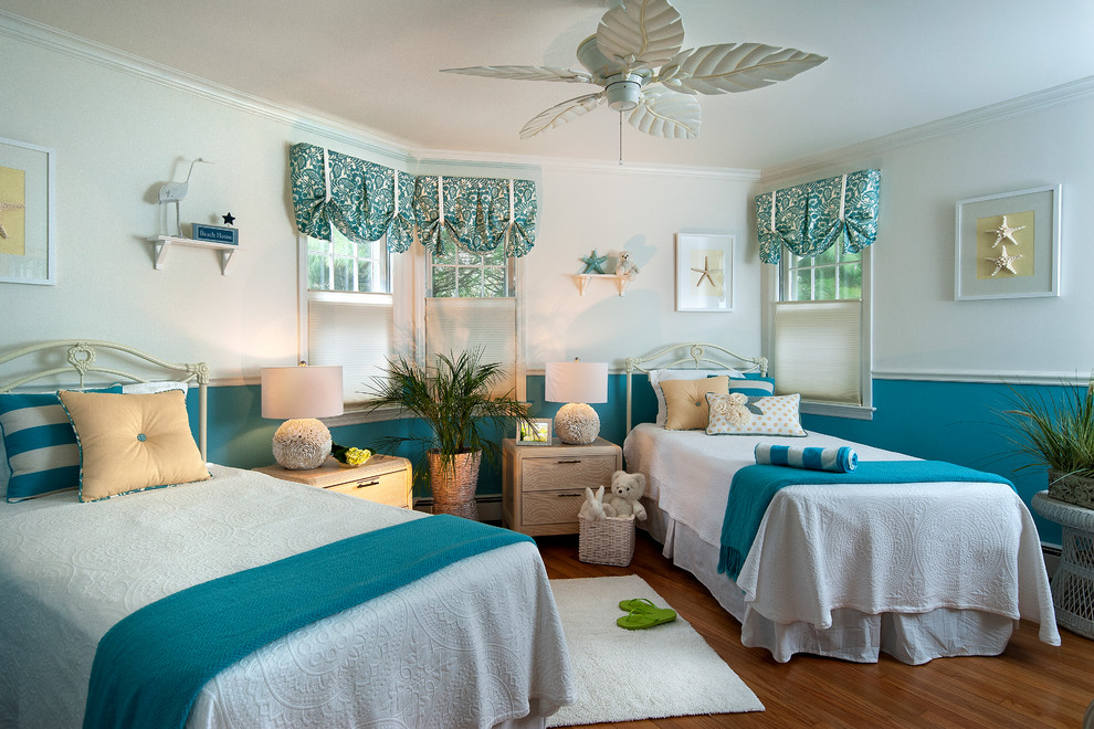 Bild på ett maritimt könsneutralt barnrum kombinerat med sovrum, med blå väggar och mellanmörkt trägolv