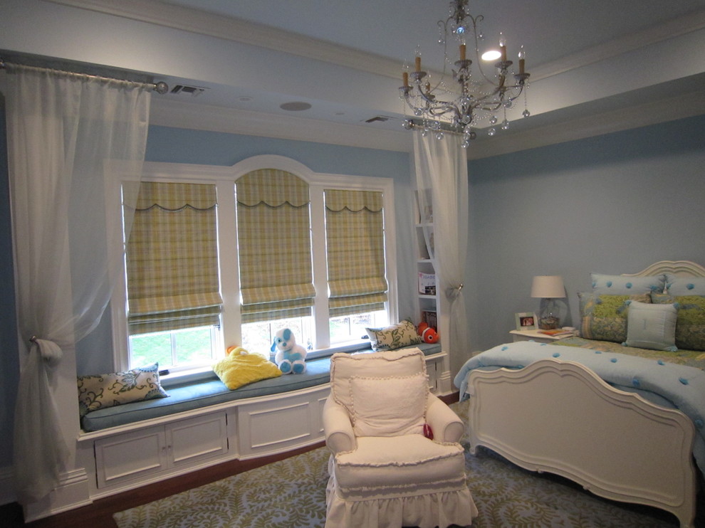 Ejemplo de dormitorio infantil de 4 a 10 años actual con paredes azules y suelo de madera oscura