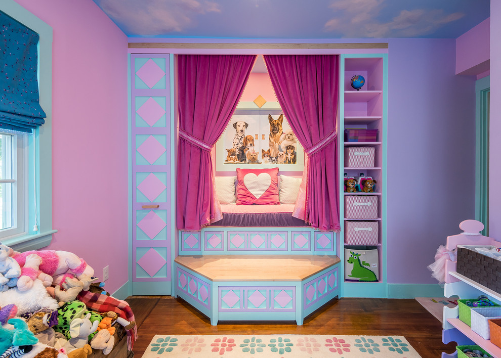 Идея дизайна: детская в стиле неоклассика (современная классика) с спальным местом, розовыми стенами, паркетным полом среднего тона и коричневым полом для девочки