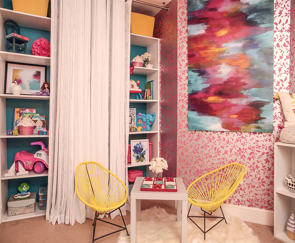 Cette photo montre une chambre d'enfant de 4 à 10 ans éclectique de taille moyenne avec un mur blanc, moquette et un sol beige.