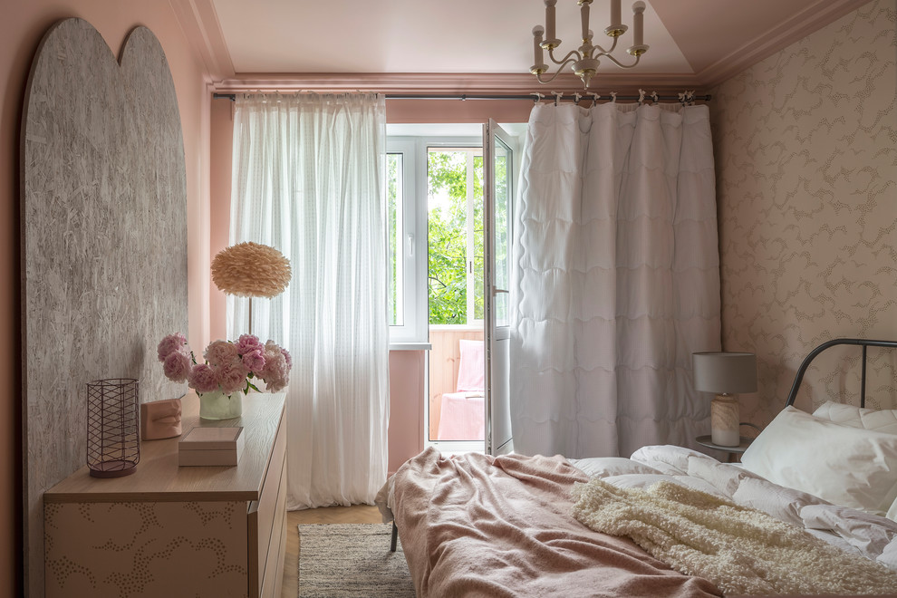 Bild på ett mellanstort funkis barnrum kombinerat med sovrum, med rosa väggar, ljust trägolv och beiget golv