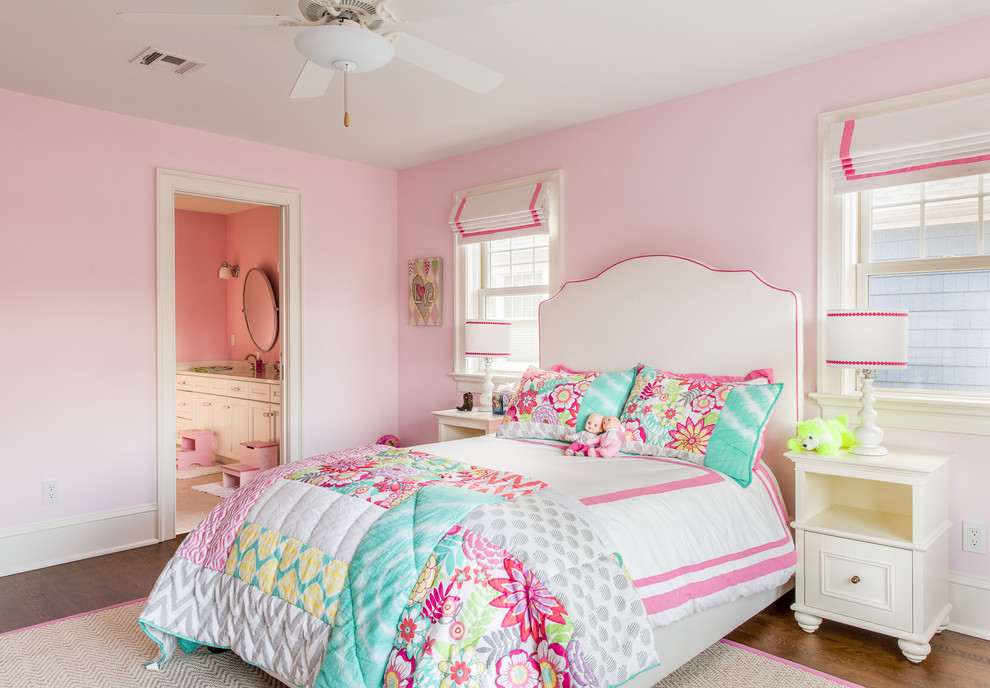 Пример оригинального дизайна: детская в классическом стиле с спальным местом, розовыми стенами и темным паркетным полом для ребенка от 4 до 10 лет, девочки