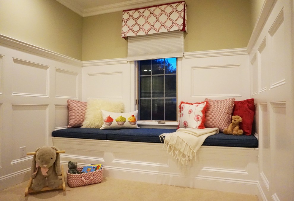 Cette photo montre une chambre d'enfant de 4 à 10 ans chic de taille moyenne avec un mur beige et moquette.