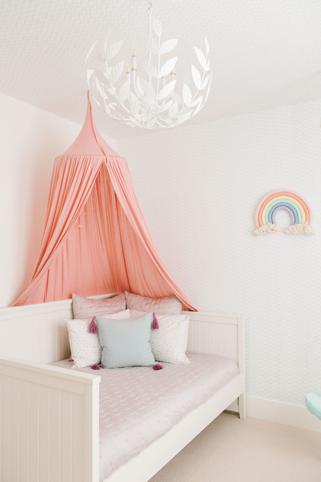 Imagen de dormitorio infantil costero con paredes blancas, moqueta y suelo beige