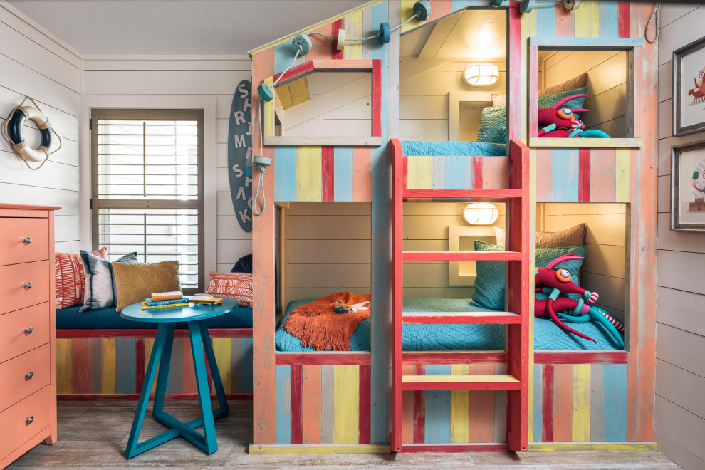 Modelo de dormitorio infantil de 4 a 10 años marinero de tamaño medio con suelo de baldosas de cerámica, suelo beige y paredes blancas