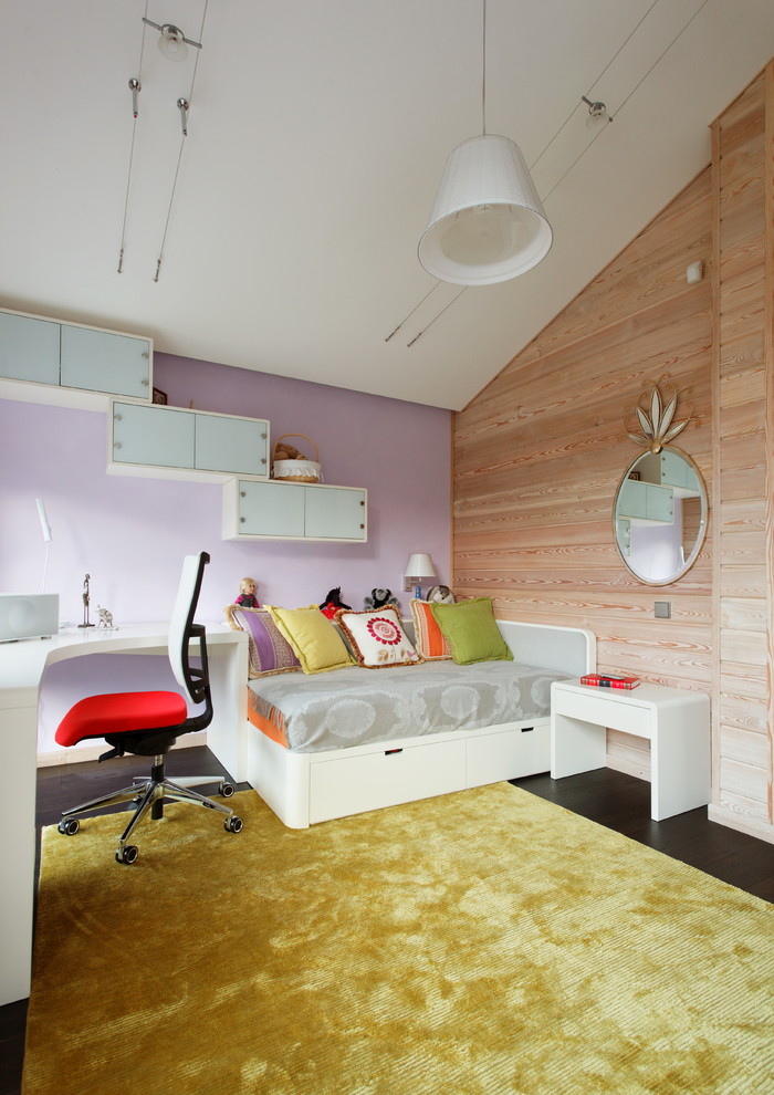 Modern inredning av ett flickrum kombinerat med sovrum, med flerfärgade väggar