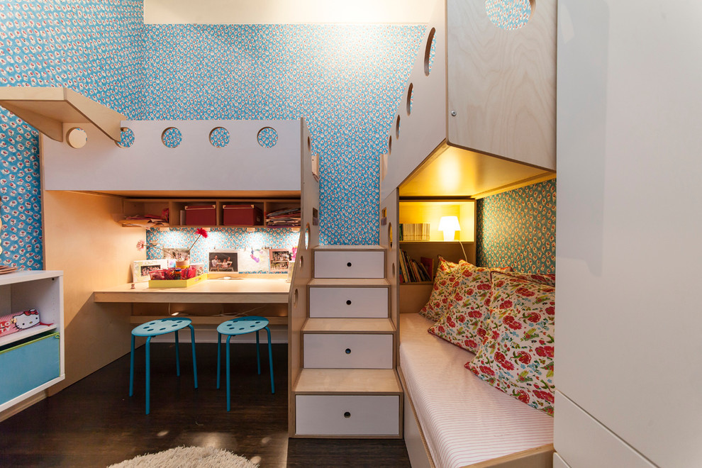 На фото: маленькая детская в современном стиле с спальным местом, синими стенами и темным паркетным полом для на участке и в саду, ребенка от 4 до 10 лет, девочки