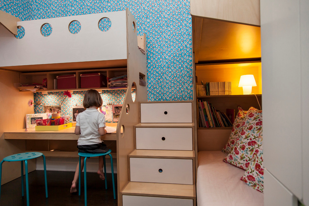 Bild på ett litet funkis flickrum kombinerat med sovrum och för 4-10-åringar, med blå väggar och mörkt trägolv