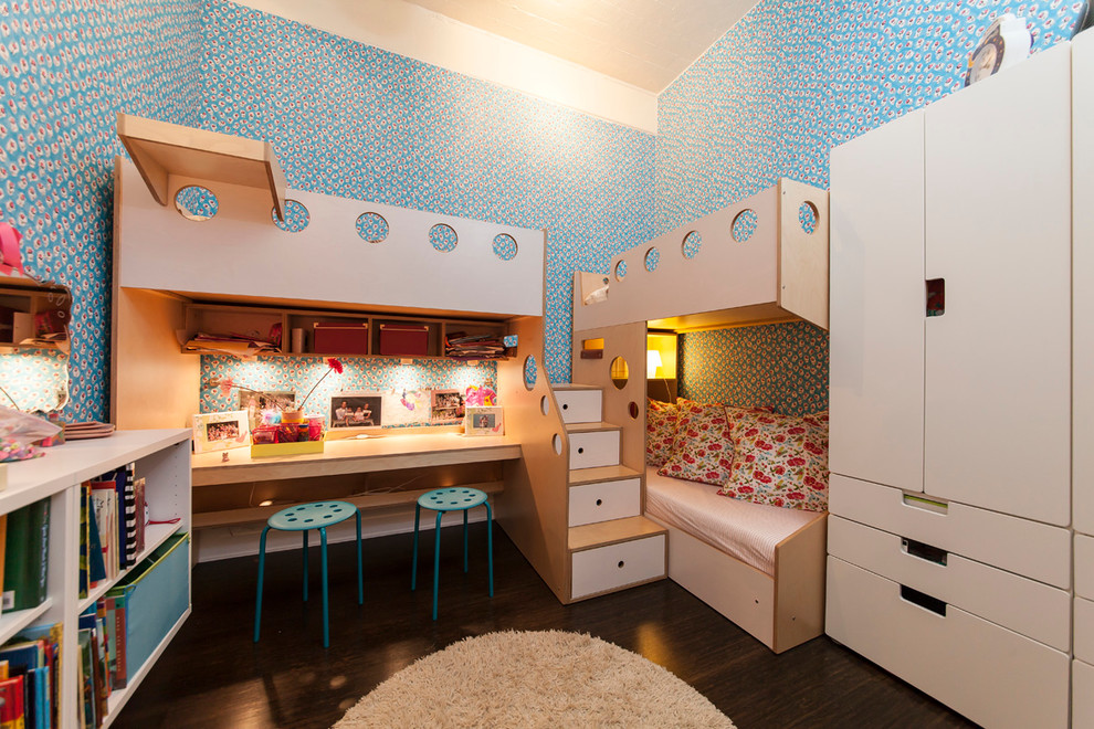 На фото: маленькая детская в современном стиле с спальным местом, синими стенами и темным паркетным полом для девочки, на участке и в саду, ребенка от 4 до 10 лет
