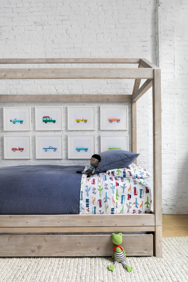 Стильный дизайн: большая детская в современном стиле с спальным местом, белыми стенами, светлым паркетным полом и коричневым полом для ребенка от 1 до 3 лет, мальчика - последний тренд