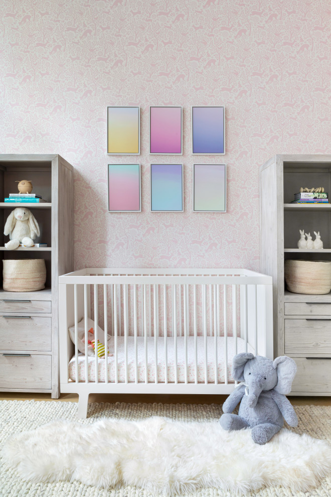 Aménagement d'une grande chambre d'enfant de 1 à 3 ans contemporaine avec un mur blanc, parquet clair et un sol marron.