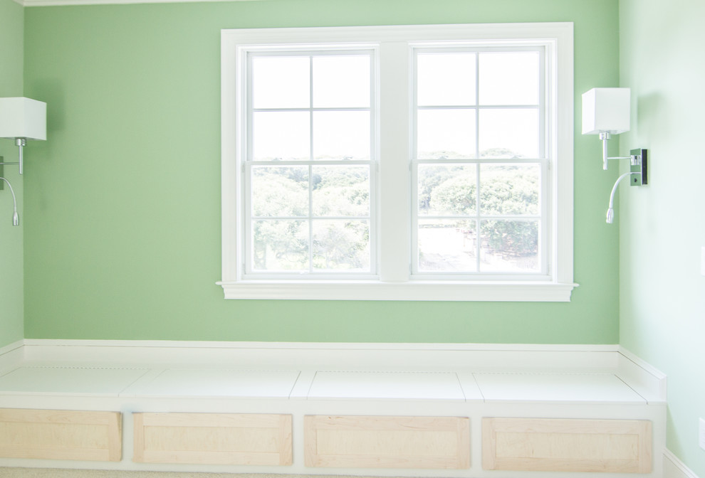 Inspiration pour une petite chambre d'enfant marine avec un bureau, un mur vert, un sol en bois brun et un sol multicolore.