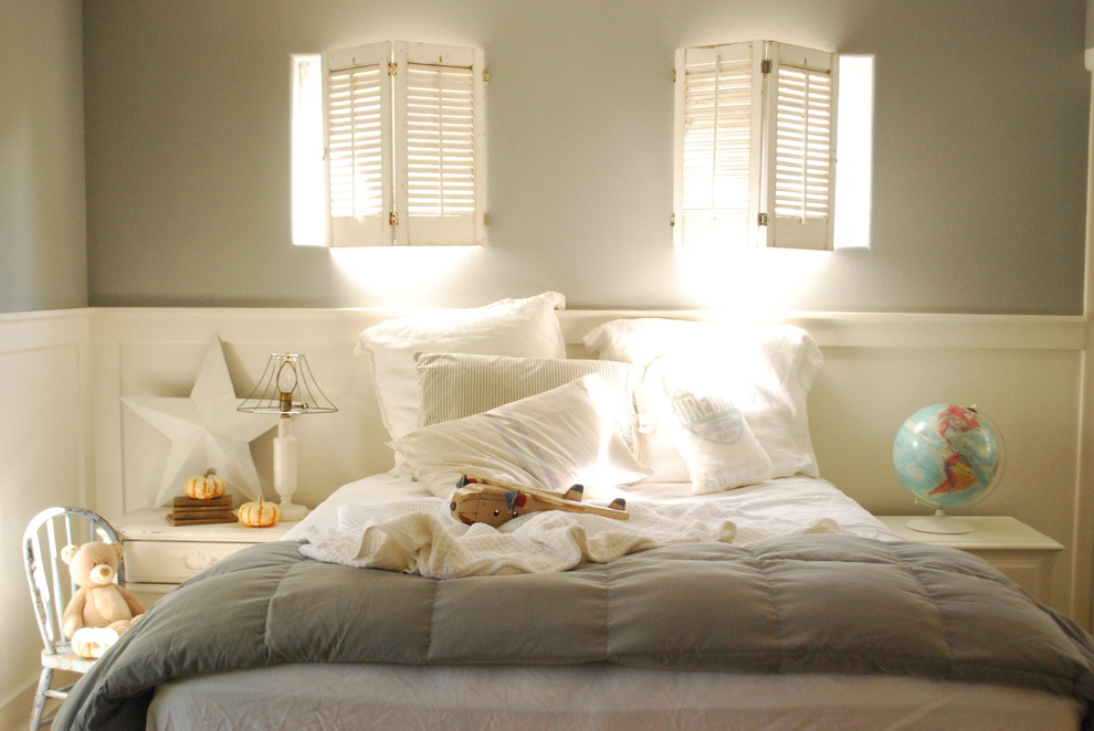 Пример оригинального дизайна: нейтральная детская в стиле шебби-шик с спальным местом и серыми стенами