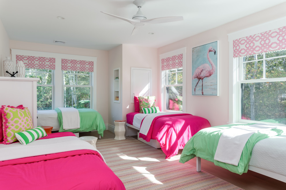 Свежая идея для дизайна: детская в морском стиле с спальным местом, розовыми стенами, светлым паркетным полом и бежевым полом для девочки - отличное фото интерьера