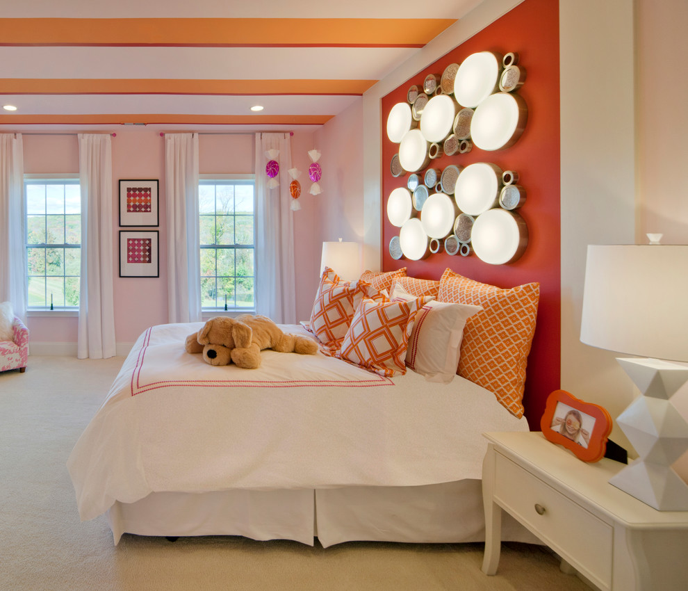 На фото: огромная детская в стиле неоклассика (современная классика) с розовыми стенами, ковровым покрытием и спальным местом для ребенка от 4 до 10 лет, девочки с