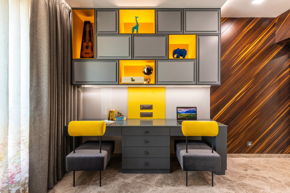 Inspiration pour une chambre d'enfant design de taille moyenne avec un bureau, un sol en marbre et un sol beige.