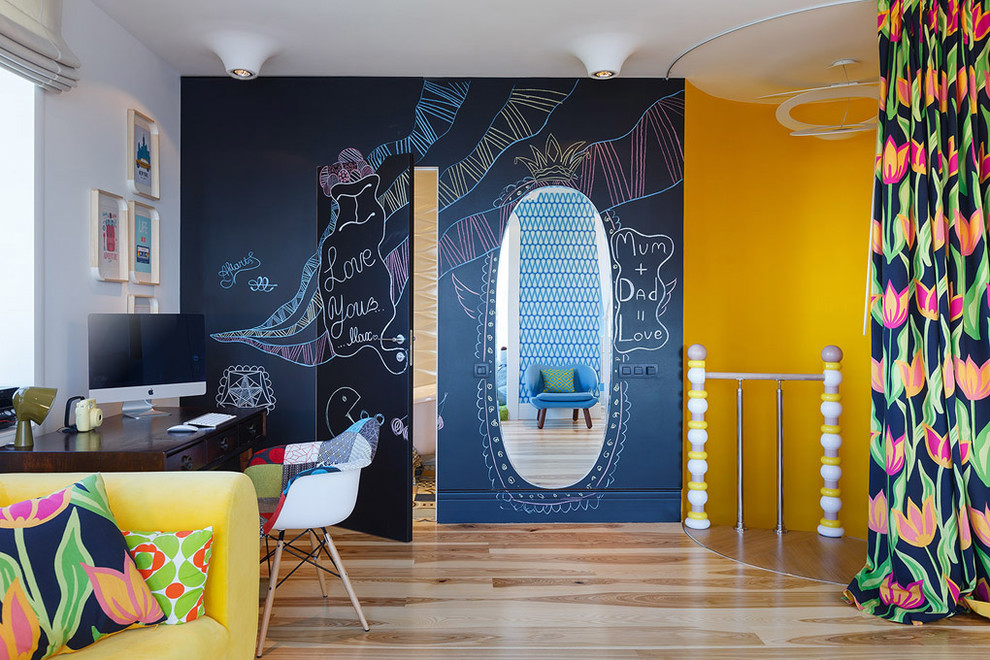 Inspiration för moderna barnrum kombinerat med skrivbord, med flerfärgade väggar och ljust trägolv