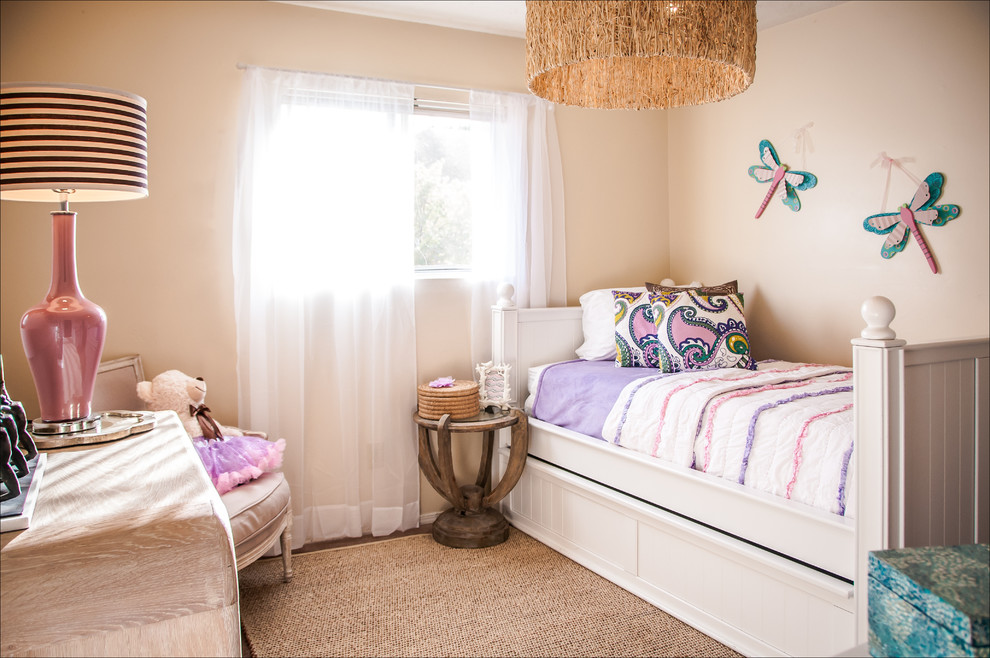 Immagine di una cameretta per bambini da 4 a 10 anni tradizionale con pareti beige e pavimento in legno massello medio